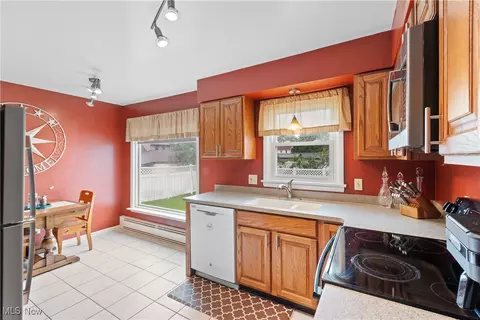 Kitchen - 174 Woolf Ave, Akron, OH 44312 photo 3 of 4