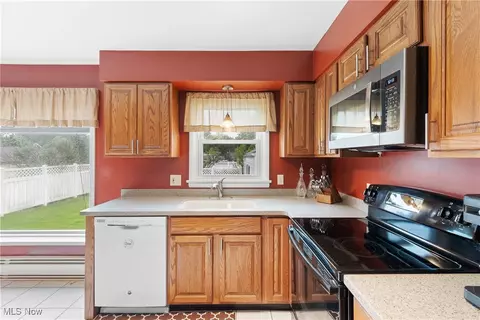 Kitchen - 174 Woolf Ave, Akron, OH 44312 photo 2 of 4