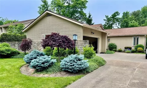 6577 Woodhawk Dr, Mayfield Heights, OH 44124