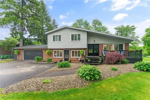 415 Sunset Dr, Brookfield, OH 44403