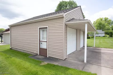 430 W Harvey St, Struthers, OH 44471 photo 8