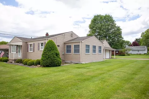 430 W Harvey St, Struthers, OH 44471 photo 4