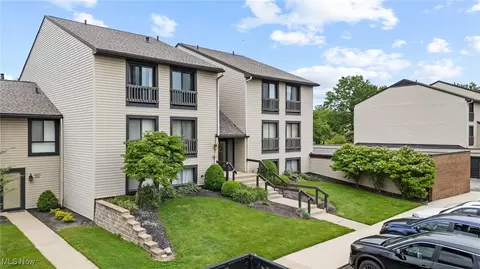 6290 Greenwood Pkwy #402, Northfield, OH 44067
