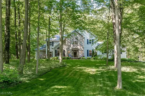 8698 Chase Dr, Chagrin Falls, OH 44023