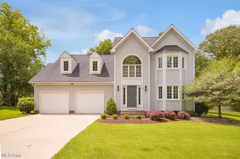 832 Greenwood Pkwy, Sagamore Hills, OH 44067