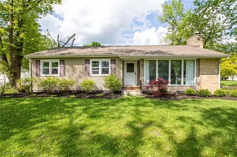 21820 Brookway Dr, Fairview Park, OH 44126