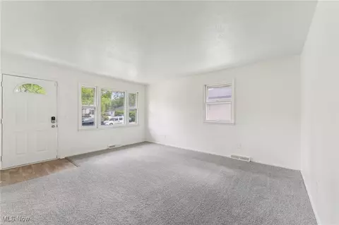 546 Wesley Ave, Elyria, OH 44035 photo 3