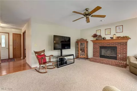Living - 125 Duke Ct, Elyria, OH 44035 photo 3 of 4