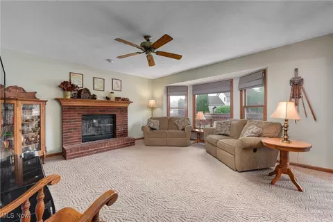 Living - 125 Duke Ct, Elyria, OH 44035 photo 2 of 4