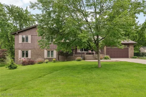9233 Windswept Dr, Brecksville, OH 44141