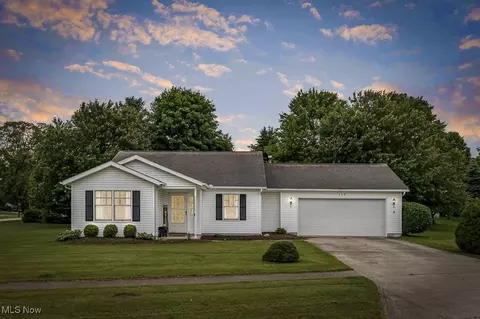 110 Parkside Dr, Creston, OH 44217