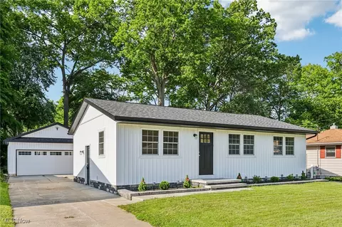 178 Lindsey Rd, Munroe Falls, OH 44262
