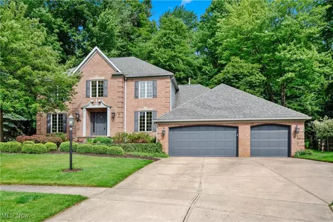 19154 Seven Oaks Dr, Strongsville, OH 44136