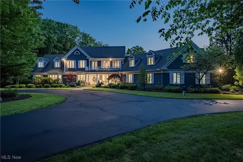 17980 Windy Lakes Cir, Chagrin Falls, OH 44023