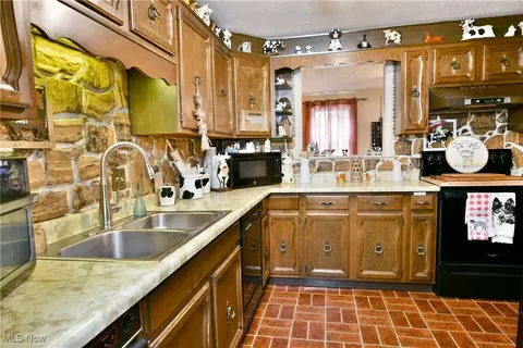 Kitchen - 172 Camrose Dr, Niles, OH 44446 photo 1 of 5