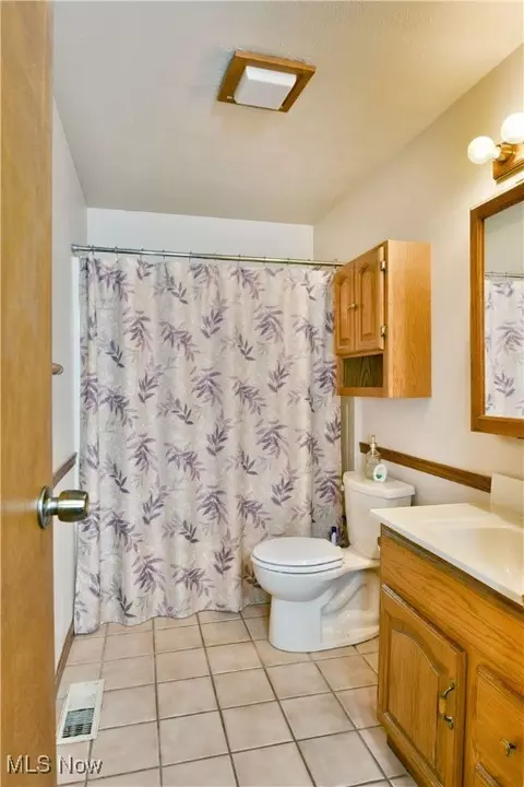 Bath - 172 Camrose Dr, Niles, OH 44446 photo 2 of 5