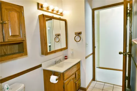 Bath - 172 Camrose Dr, Niles, OH 44446 photo 3 of 5