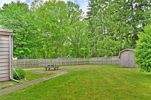 Exterior - 172 Camrose Dr, Niles, OH 44446 photo 3 of 8