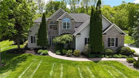 3130 Hollybrook Ln, Mogadore, OH 44260