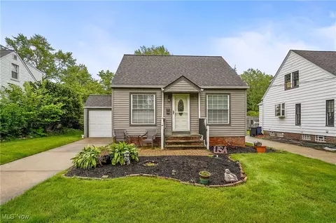 1527 Sunview Rd, Lyndhurst, OH 44124