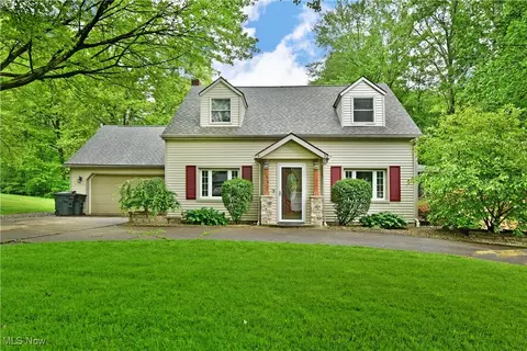 8276 Kenyon Dr SE, Warren, OH 44484