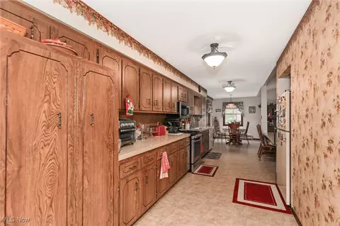 Entry Way - 5016 E Pleasant Valley Rd, Independence, OH 44131 photo 2 of 2