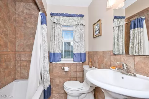 Bath - 5016 E Pleasant Valley Rd, Independence, OH 44131 photo 2 of 2