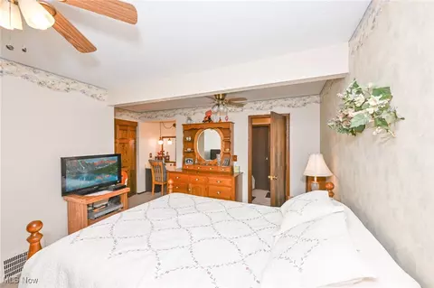 Bedroom - 5016 E Pleasant Valley Rd, Independence, OH 44131 photo 2 of 4