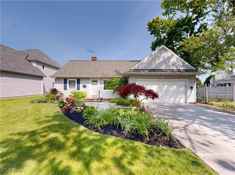 29207 Cresthaven Dr, Willowick, OH 44095