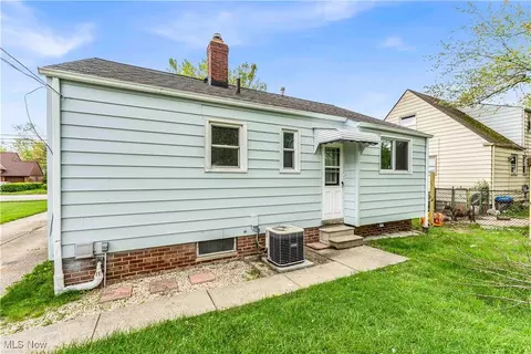 Exterior - 860 E 260th St, Euclid, OH 44132 photo 2 of 4