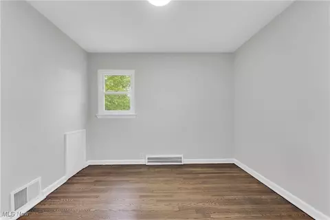 Bedroom - 860 E 260th St, Euclid, OH 44132 photo 2 of 3
