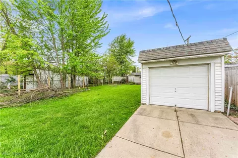 Exterior - 860 E 260th St, Euclid, OH 44132 photo 3 of 4