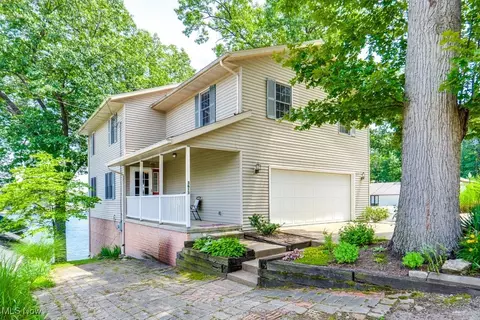 3613 Peninsula Dr, Akron, OH 44319