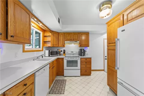 8908 Harrow Dr, Parma, OH 44129 photo 6