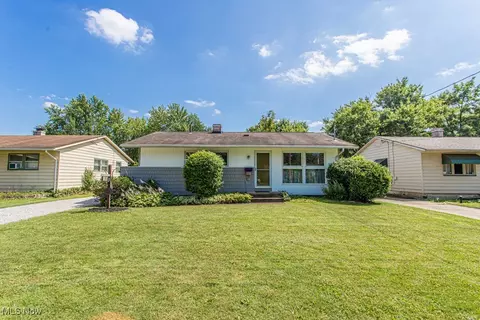 2325 Stewart Dr NW, Warren, OH 44485