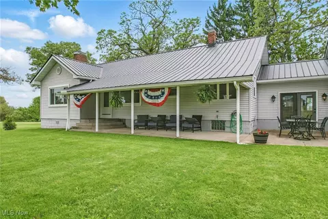 10626 Oakview Dr, Beloit, OH 44609