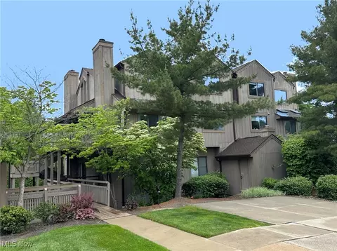 628 Meredith Ln, Cuyahoga Falls, OH 44223