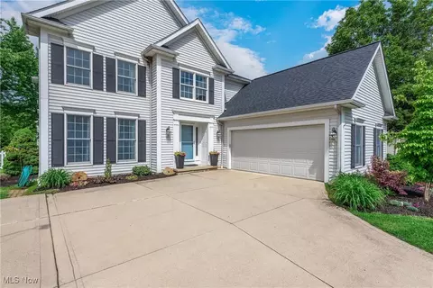 8373 Forest View Dr, Olmsted Falls, OH 44138