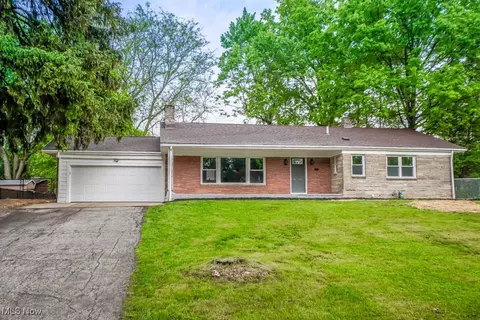 1885 Ganyard Rd, Akron, OH 44313