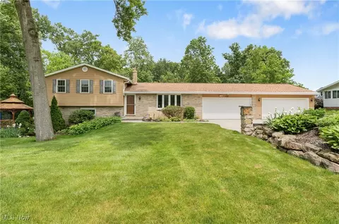 7733 Stonewood Dr NW, North Canton, OH 44720