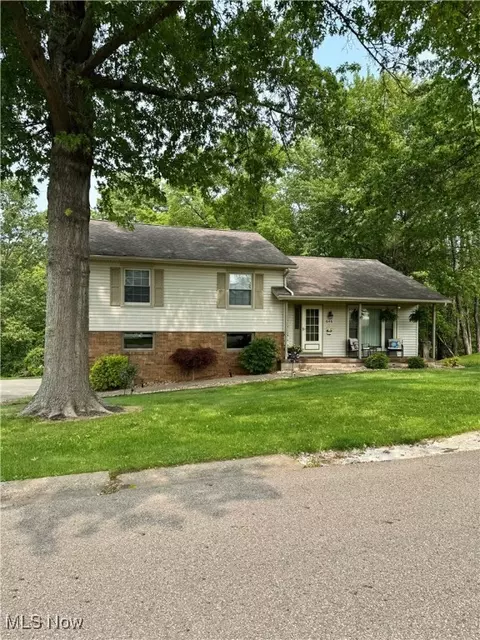 646 Ridgewood Dr, Coshocton, OH 43812