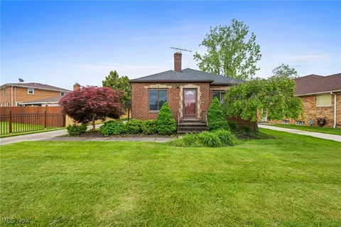 7801 Manorford Dr, Parma, OH 44129