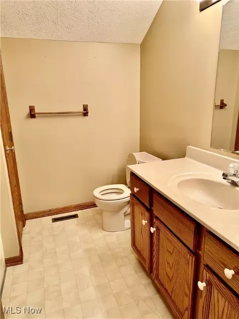 Bath - 4748 Preserve Dr NW, Canton, OH 44708 photo 4 of 5