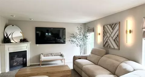Living - 511 Nobottom Rd, Berea, OH 44017 photo 3 of 3