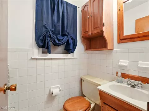 Bath - 2622 Arlington Ave, Ashtabula, OH 44004 photo 2 of 3
