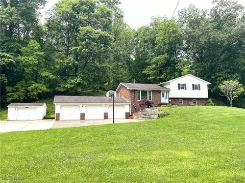 1355 Congress Rd, Belpre, OH 45714