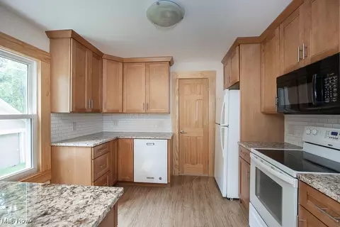 73 77 Prospect St, Berea, OH 44017 photo 13