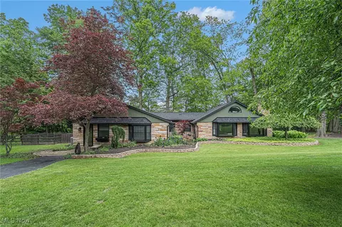7750 Summerset Dr, Walton Hills, OH 44146