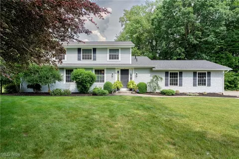 2 W Drive Dr NE, Hartville, OH 44632