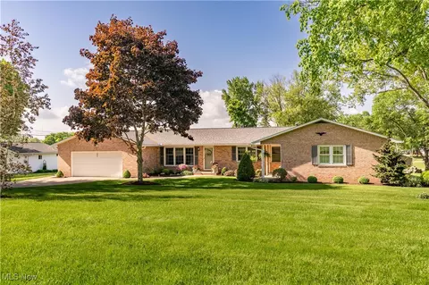 2022 Eloise Cir NE, Hartville, OH 44632